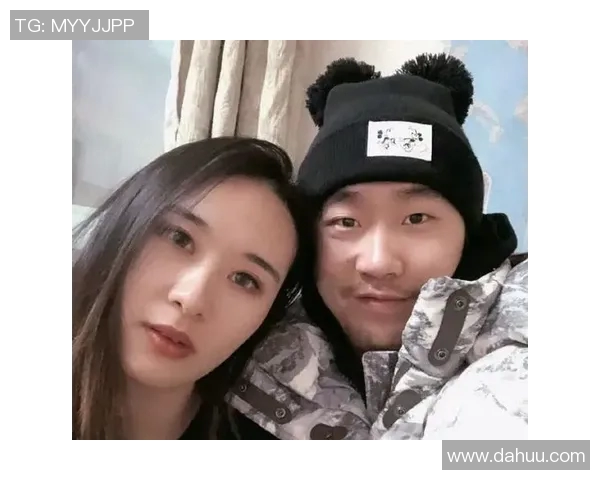 足球明星刘成与妻子甜蜜瞬间曝光美丽老婆照片引发网友热议 足球明星刘成与妻子甜蜜瞬间曝光美丽老婆照片引发网友热议