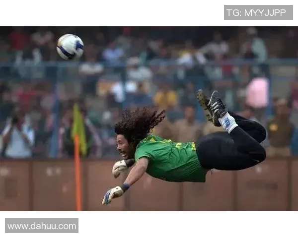 足球明星在赛场上的精彩瞬间与技艺展示的艺术画作欣赏 足球明星在赛场上的精彩瞬间与技艺展示的艺术画作欣赏